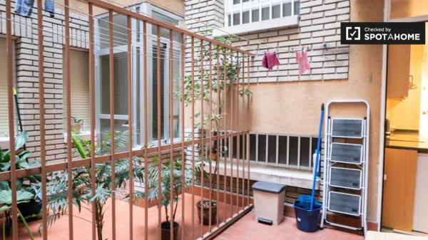 Se alquila habitación en apartamento de 5 dormitorios en Alcalá de Henares.