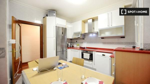 Moderna habitación en piso de 4 dormitorios en Bilbao