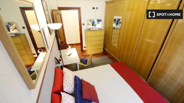 Moderna habitación en piso de 4 dormitorios en Bilbao