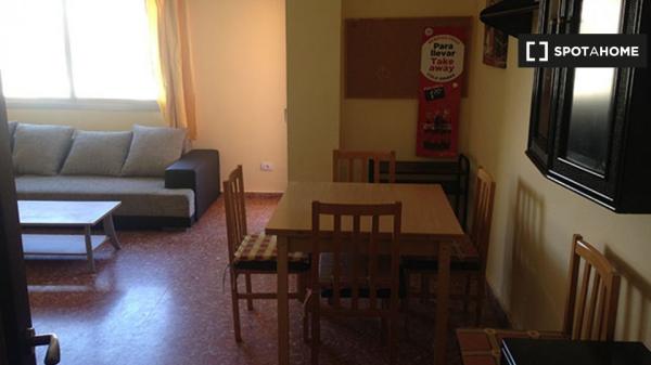 Se alquila habitación en apartamento de 4 dormitorios en La Saïdia, Valencia