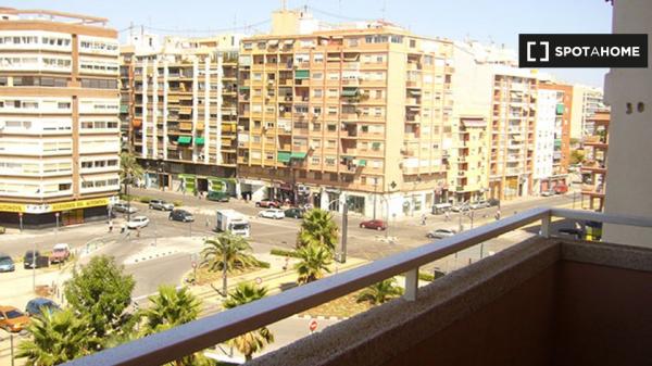 Se alquila habitación en apartamento de 4 dormitorios en La Saïdia, Valencia