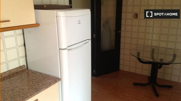 Se alquila habitación en apartamento de 4 dormitorios en La Saïdia, Valencia