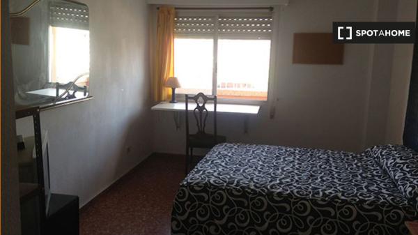 Se alquila habitación en apartamento de 4 dormitorios en La Saïdia, Valencia