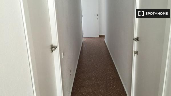 Se alquila habitación en un apartamento de 4 camas, encantadora La Saïdia, Valencia