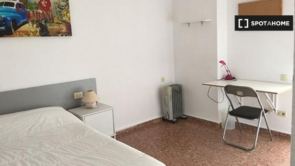 Se alquila habitación en un apartamento de 4 camas, encantadora La Saïdia, Valencia