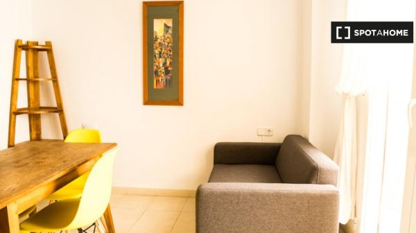 Habitación en apartamento de 4 dormitorios en Poblats Marítims, Valencia