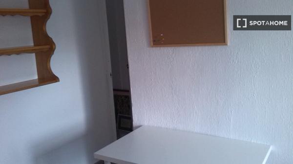 Habitación tradicional en el apartamento de 3 dormitorios La Macarena, Sevilla