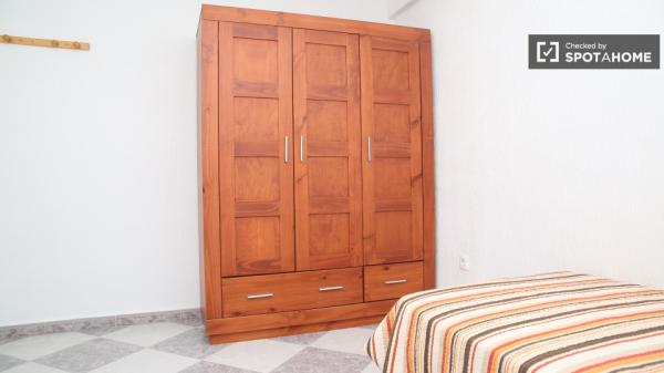 Habitación amueblada en apartamento de 3 dormitorios La Macarena, Sevilla