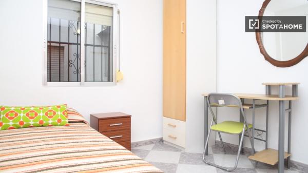 Habitación amueblada en apartamento de 3 dormitorios La Macarena, Sevilla