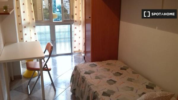 Habitación amueblada en apartamento de 3 dormitorios La Macarena, Sevilla