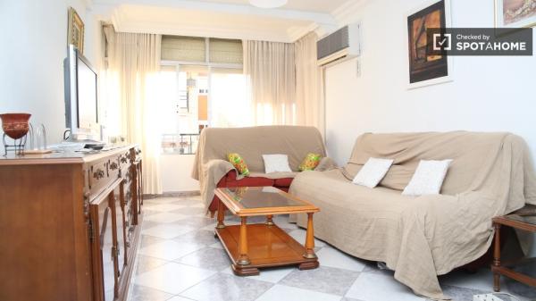 Habitación amueblada en apartamento de 3 dormitorios La Macarena, Sevilla