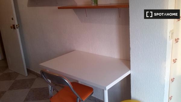 Habitación amueblada en apartamento de 3 dormitorios La Macarena, Sevilla