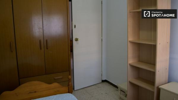 Se alquila habitación en apartamento de 4 dormitorios - La Macarena, Sevilla