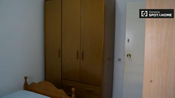 Se alquila habitación en apartamento de 4 dormitorios - La Macarena, Sevilla