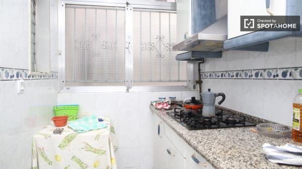 Habitación amueblada en apartamento de 3 dormitorios La Macarena, Sevilla