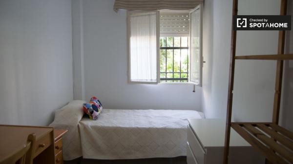 Se alquila habitación en apartamento de 4 dormitorios - La Macarena, Sevilla