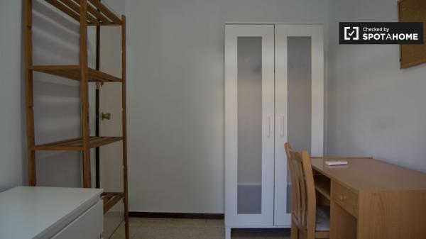 Se alquila habitación en apartamento de 4 dormitorios - La Macarena, Sevilla