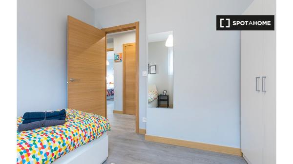 Se alquila habitación en piso de 3 dormitorios en Bilbao