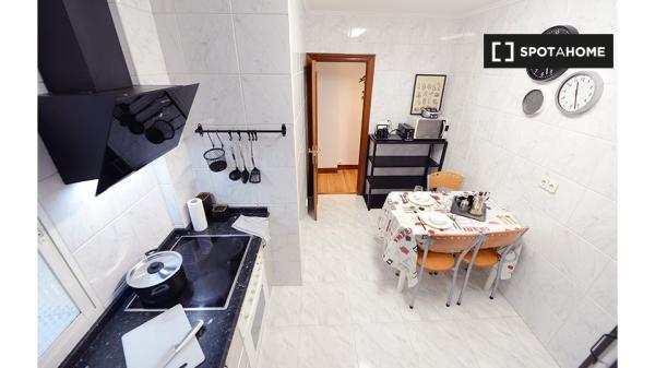 Se alquila habitación en piso de 5 dormitorios en Deusto, Bilbao