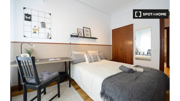 Se alquila habitación en piso de 5 dormitorios en Deusto, Bilbao