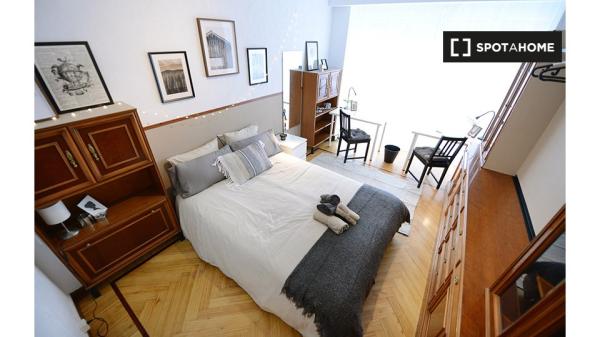 Se alquila habitación en piso de 5 dormitorios en Deusto, Bilbao