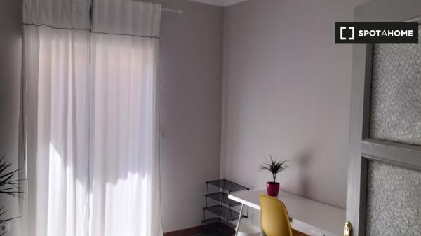 Se alquila habitación en piso de 4 dormitorios en Sant Blai, Alicante