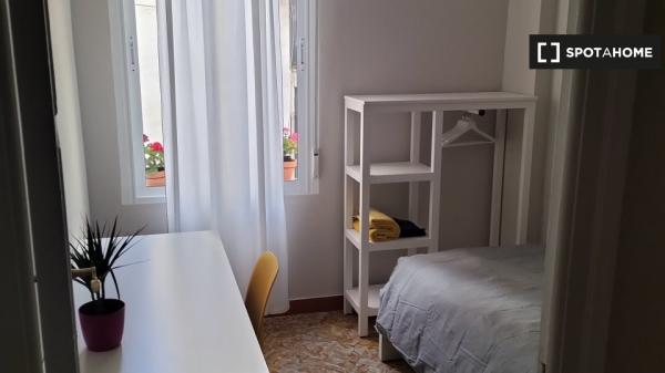 Se alquila habitación en piso de 4 dormitorios en Sant Blai, Alicante