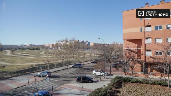 Se alquila habitación en piso de 3 dormitorios en Alcobendas, Madrid