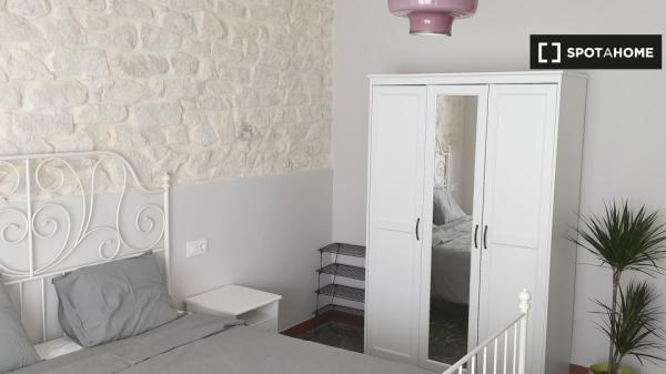 Se alquila habitación en piso de 4 dormitorios en Sant Blai, Alicante