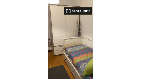 Se alquila habitación en piso de 2 dormitorios en madrid.