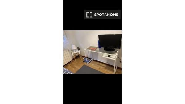 Room for rent in 2-bedroom apartment in Madrid