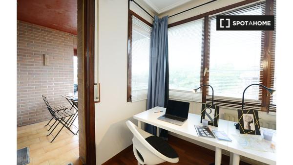 Modern room in 4-bedroom apartment in Bilbao with Balcony