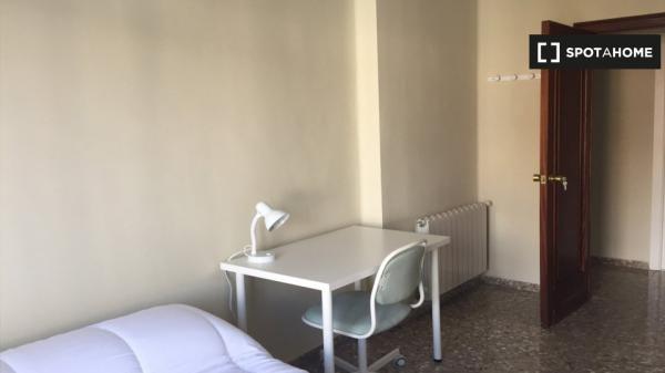 Habitación en apartamento de 4 dormitorios en El Pla del Real, Valencia