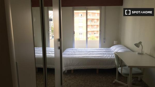 Habitación en apartamento de 4 dormitorios en El Pla del Real, Valencia