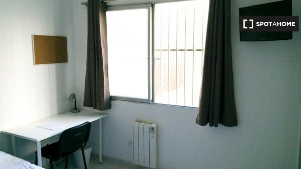 Se alquila habitación en apartamento de 6 dormitorios en Algirós, Valencia.