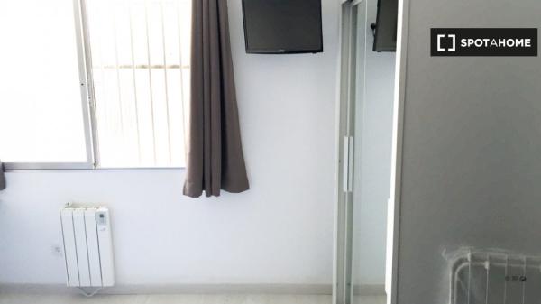 Se alquila habitación en apartamento de 6 dormitorios en Algirós, Valencia.