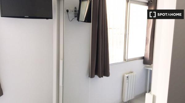 Se alquila habitación en apartamento de 6 dormitorios en Algirós, Valencia.