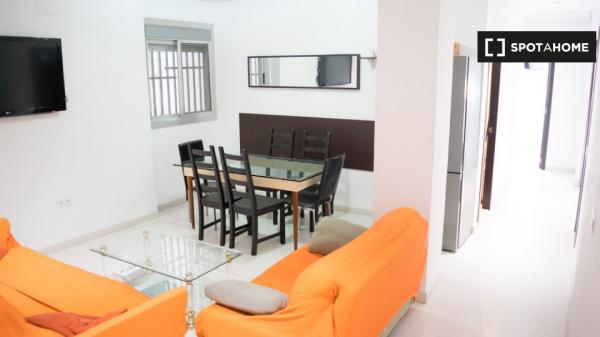 Se alquila habitación en apartamento de 6 dormitorios en Algirós, Valencia.