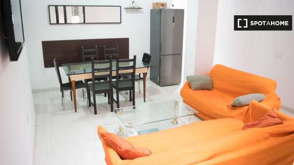 Se alquila habitación en apartamento de 6 dormitorios en Algirós, Valencia.