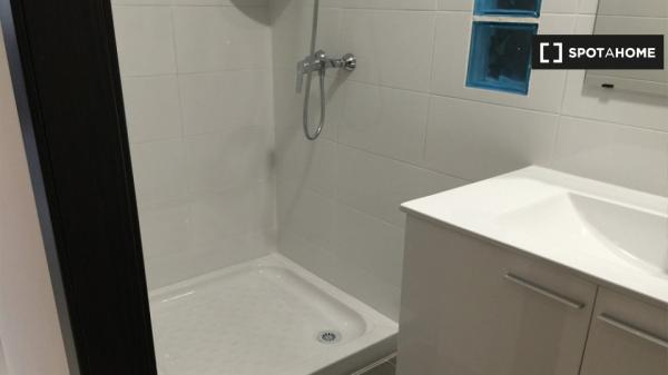 Se alquila habitación en apartamento de 6 dormitorios en Algirós, Valencia.