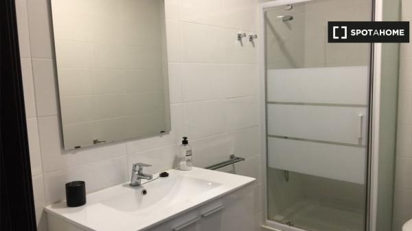 Se alquila habitación en apartamento de 6 dormitorios en Algirós, Valencia.