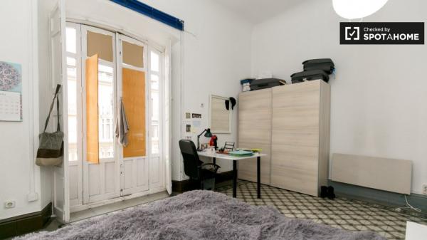 Chambres à louer dans un appartement de 6 chambres à Centro