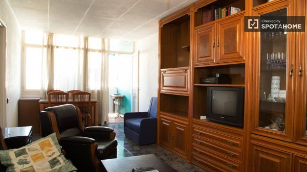 Large room in shared apartment in Nou Barris, Barcelona