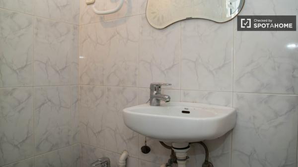 Large room in shared apartment in Nou Barris, Barcelona