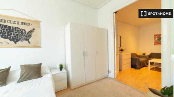 Habitaciones en piso de 4 dormitorios en alquiler en Zorrozaurre, Bilbao