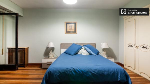 Se alquilan habitaciones en apartamento de 5 dormitorios en Bilbao