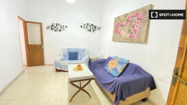 Amplia habitación en piso de 4 dormitorios en Málaga