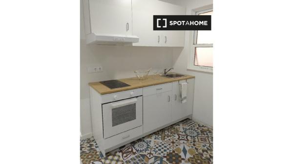 Se alquila habitación en apartamento de 4 dormitorios en Salamanca