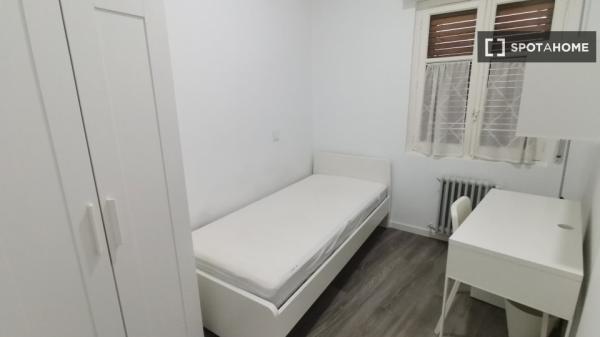 Se alquila habitación en apartamento de 4 dormitorios en Salamanca