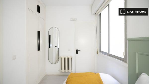 Se alquila habitación en residencia en Madrid